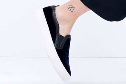 Modne buty na lato: trampki typu slip on