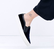 Modne buty na lato: trampki typu slip on