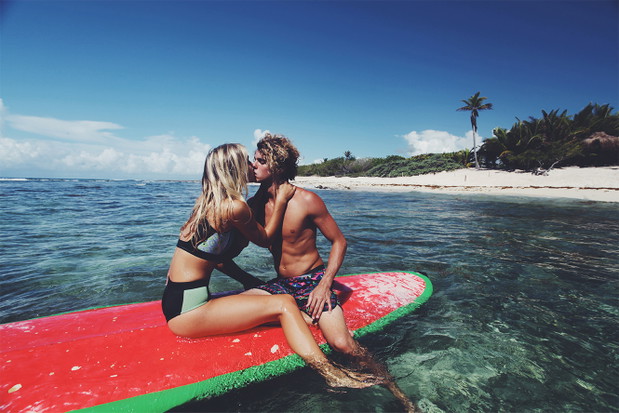 Alexis Ren i Jay Alvarrez dla Pull & Bear Let