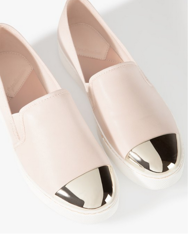 Modne buty na lato: trampki typu slip on