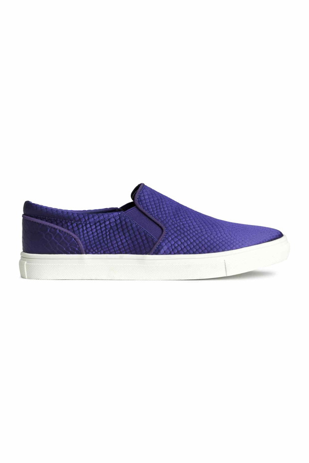 Modne buty na lato: trampki typu slip on