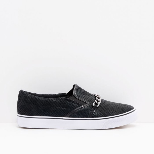 Modne buty na lato: trampki typu slip on