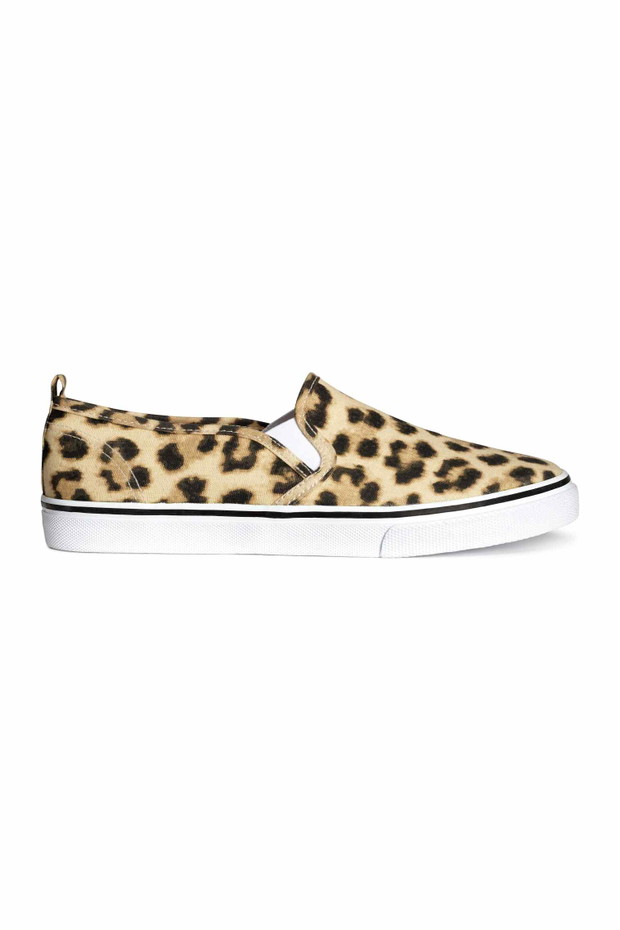 Modne buty na lato: trampki typu slip on