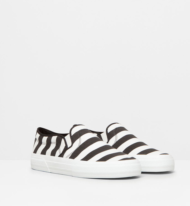 Modne buty na lato: trampki typu slip on