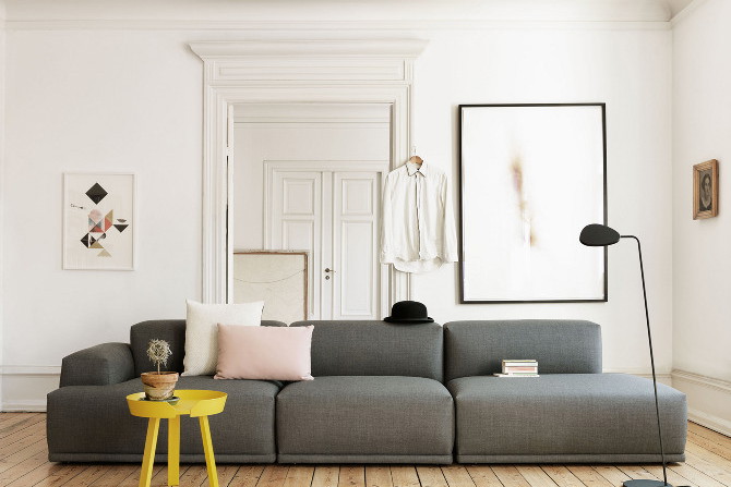 Ciemna sofa w salonie
