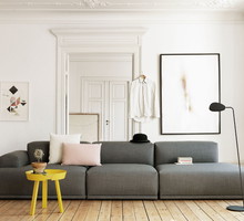 Ciemna sofa w salonie