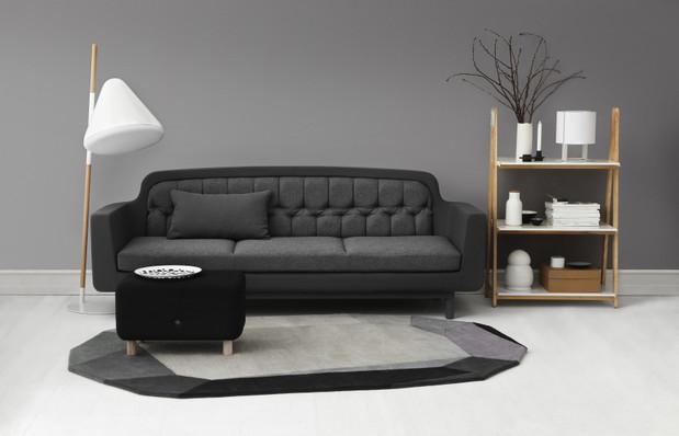 Ciemna sofa w salonie