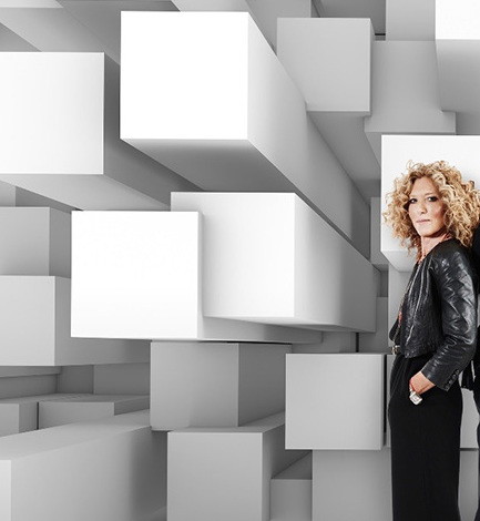 Kelly Hoppen - królowa dyskretnego luksusu, fot. mat. pras. Graham & Brown - kolekcja iluzjonistycznych tapet, która powstała we współpracy ze słynnym brytyjskim iluzjonistą Dynamo.