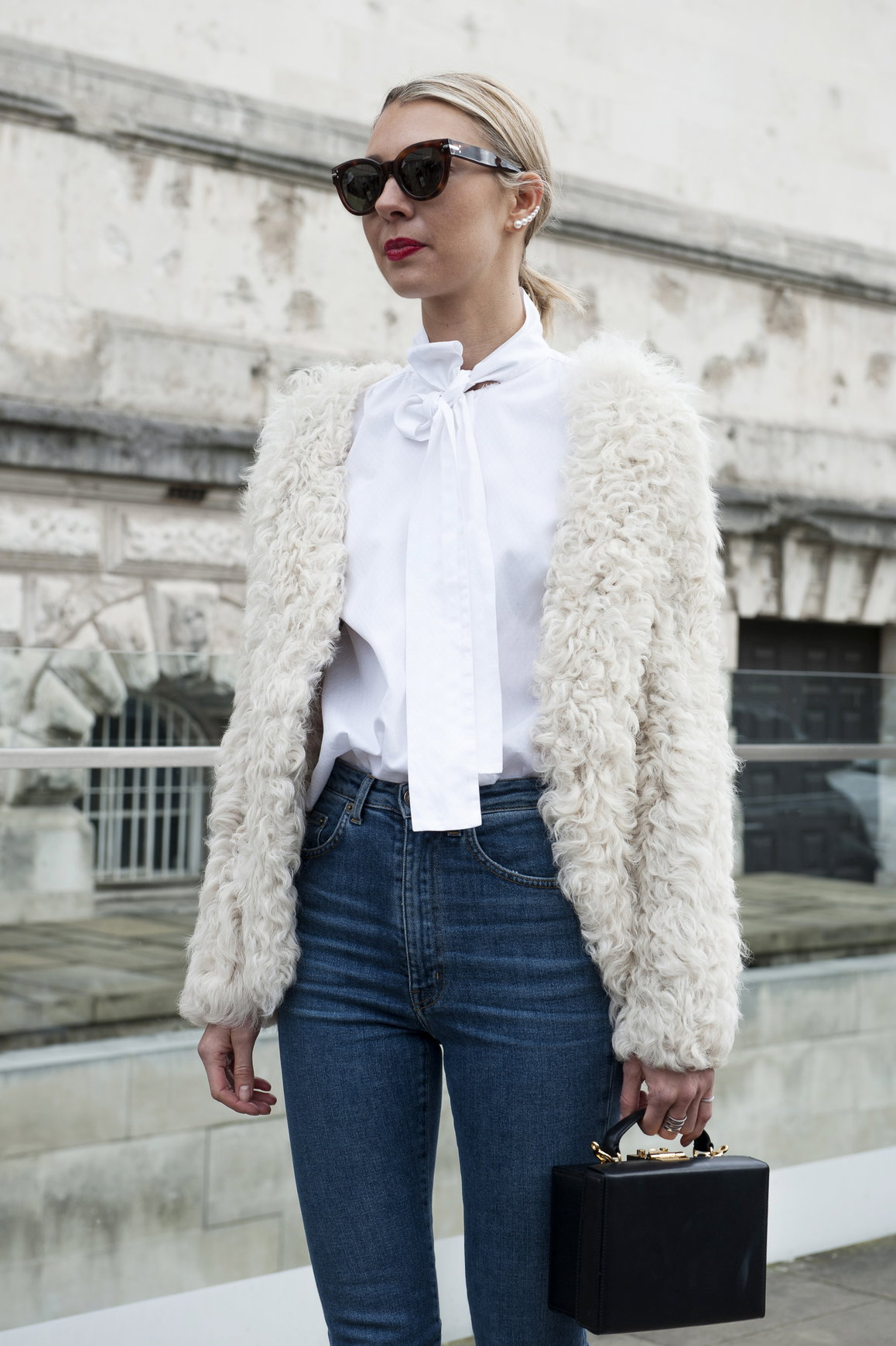 Street fashion: koszule wiązane na szyi