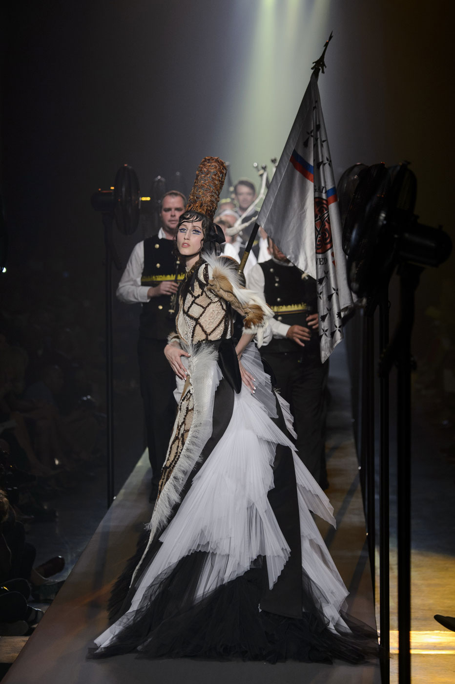 Haute couture powraca! Zobacz najpiękniejsze scenografie z pokazów