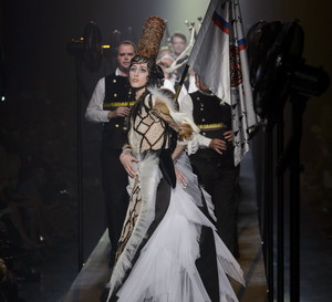 Haute couture powraca! Zobacz najpiękniejsze scenografie z pokazów