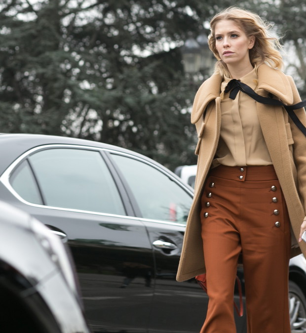 Street fashion: koszule wiązane na szyi