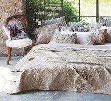 Sypialnia w neutralnych kolorach