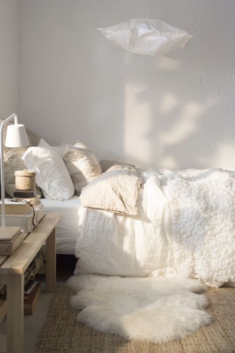 Sypialnia w neutralnych kolorach