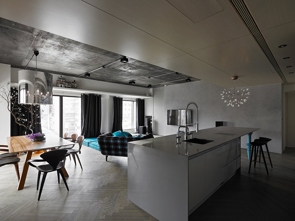 Wnętrze tygodnia: beton, błękit i design - apartament pełen kontrastów