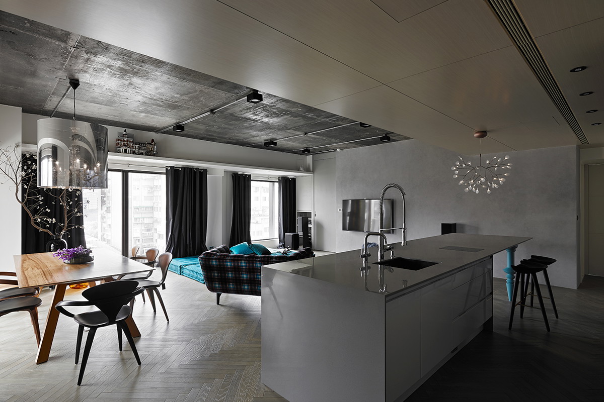 Wnętrze tygodnia: beton, błękit i design - apartament pełen kontrastów