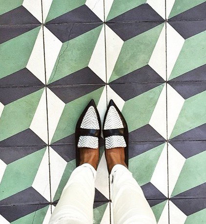 #selfeet - nowy trend na Instagramie z podłogą w roli głównej