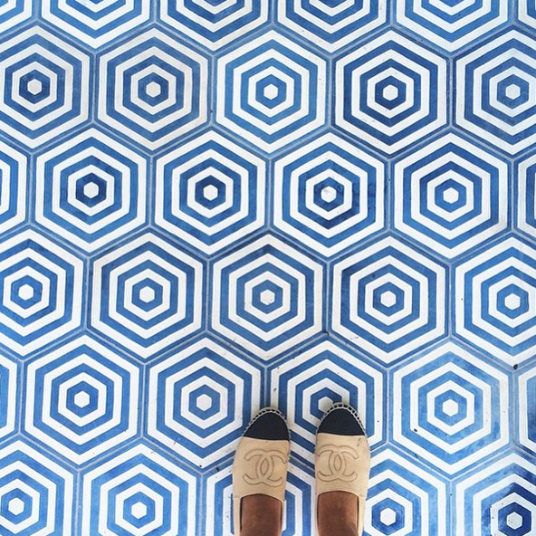 #selfeet - nowy trend na Instagramie z podłogą w roli głównej