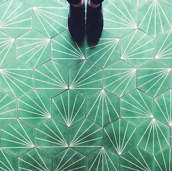 #selfeet - nowy trend na Instagramie z podłogą w roli głównej
