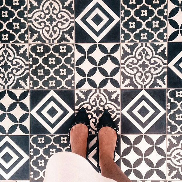 #selfeet - nowy trend na Instagramie z podłogą w roli głównej