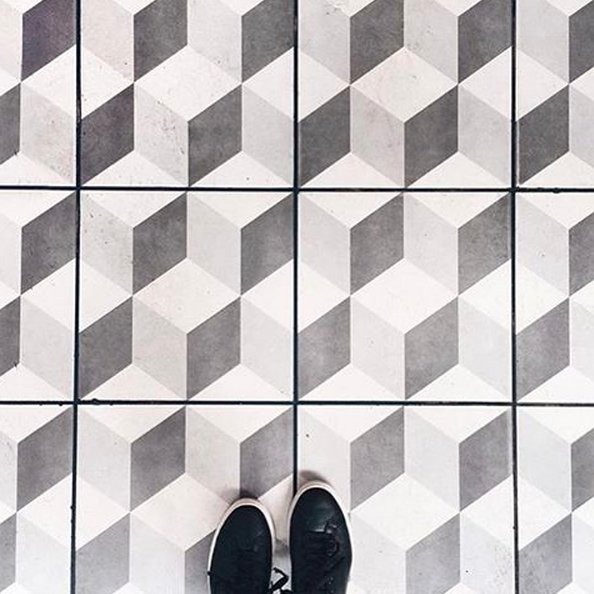 #selfeet - nowy trend na Instagramie z podłogą w roli głównej
