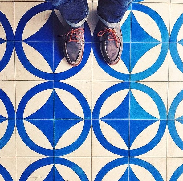 #selfeet - nowy trend na Instagramie z podłogą w roli głównej