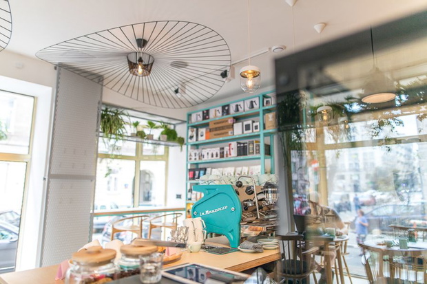 kawiarnia-coffeedesk-na-wilczej-w-warszawie11-2f8d52e
