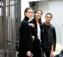 Street fashion: modelki off duty w Mediolanie