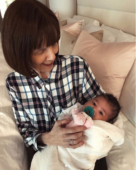 Córka Kylie Jenner, Stormi Webster na zdjęciu z prababcią Mary Jo Campbell