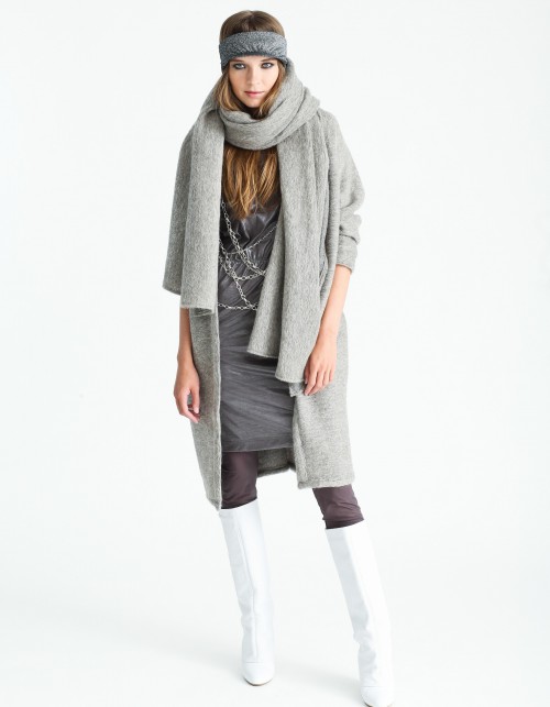 SHWRM.DE: Aga Guz - Aga Guz to wielokrotna laureatka konkursów dla młodych projektantów (m.in. Elle Style Award). Projektantka tworzy modę inspirowaną stylem sportowym i modą uliczną, dzięki czemu jej ubrania są wygodne i łatwe do noszenia. Projekty Agi G