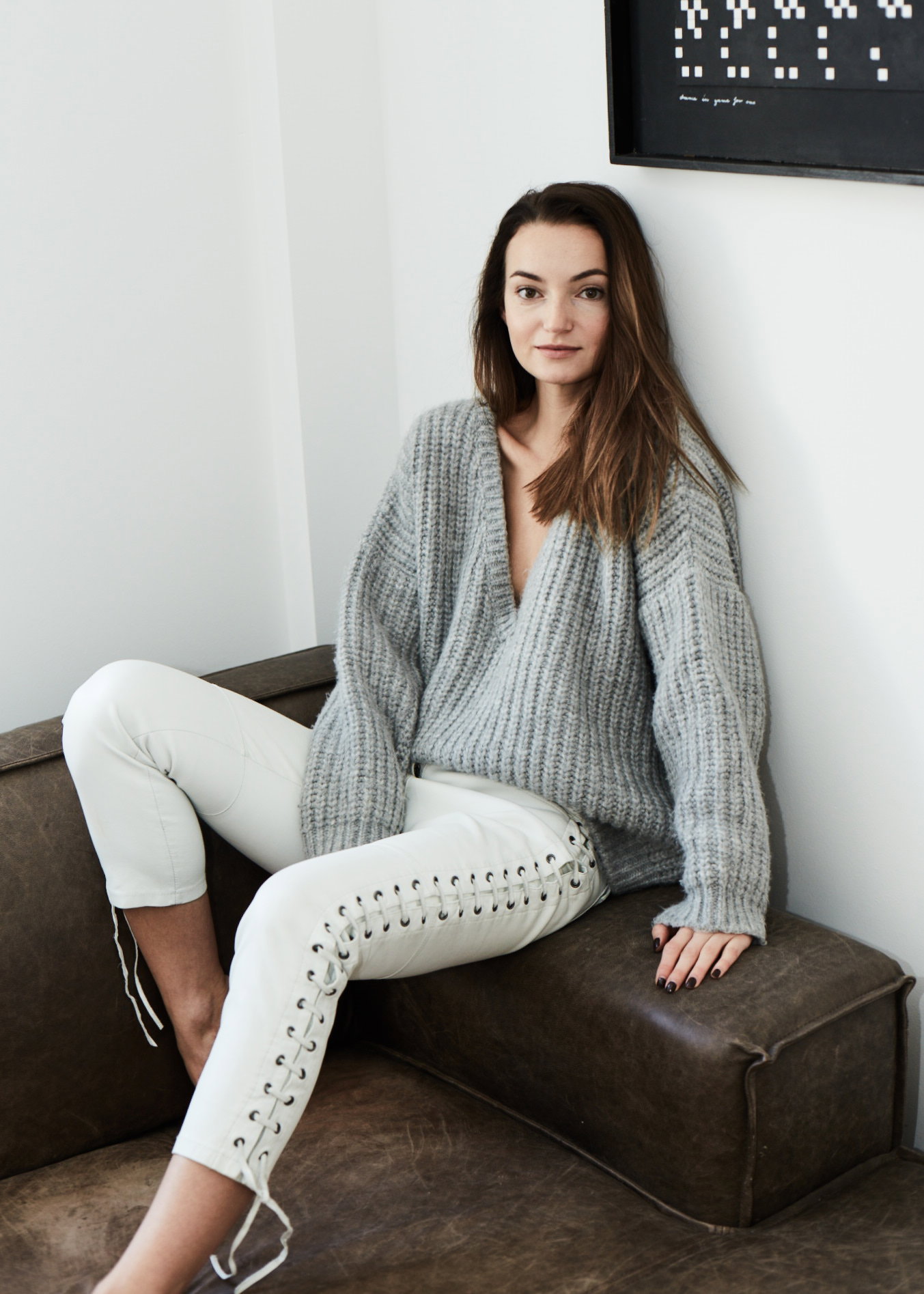 Swetry The Odder Side noszę najczęściej bez stanika i łączę z elementami boho. Te wiązane spodnie od Isabel Marant pożyczyłam od przyjaciółki.