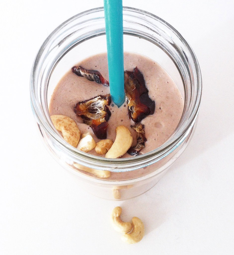 Smoothie dnia: Chałwa z daktylami