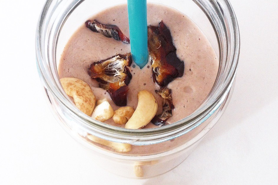 Smoothie dnia: Chałwa z daktylami