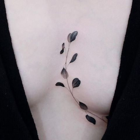 Tatuaże między piersiami. Nowy trend?