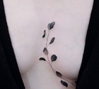 Tatuaże między piersiami. Nowy trend?