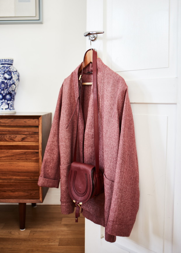 Jestem zakochana w naszym bordowym kimono – fajnie przełamuje klasyczny T-shirt zestawiony z dżinsami, a z torebką Chloé wygląda jak z paryskiej ulicy.