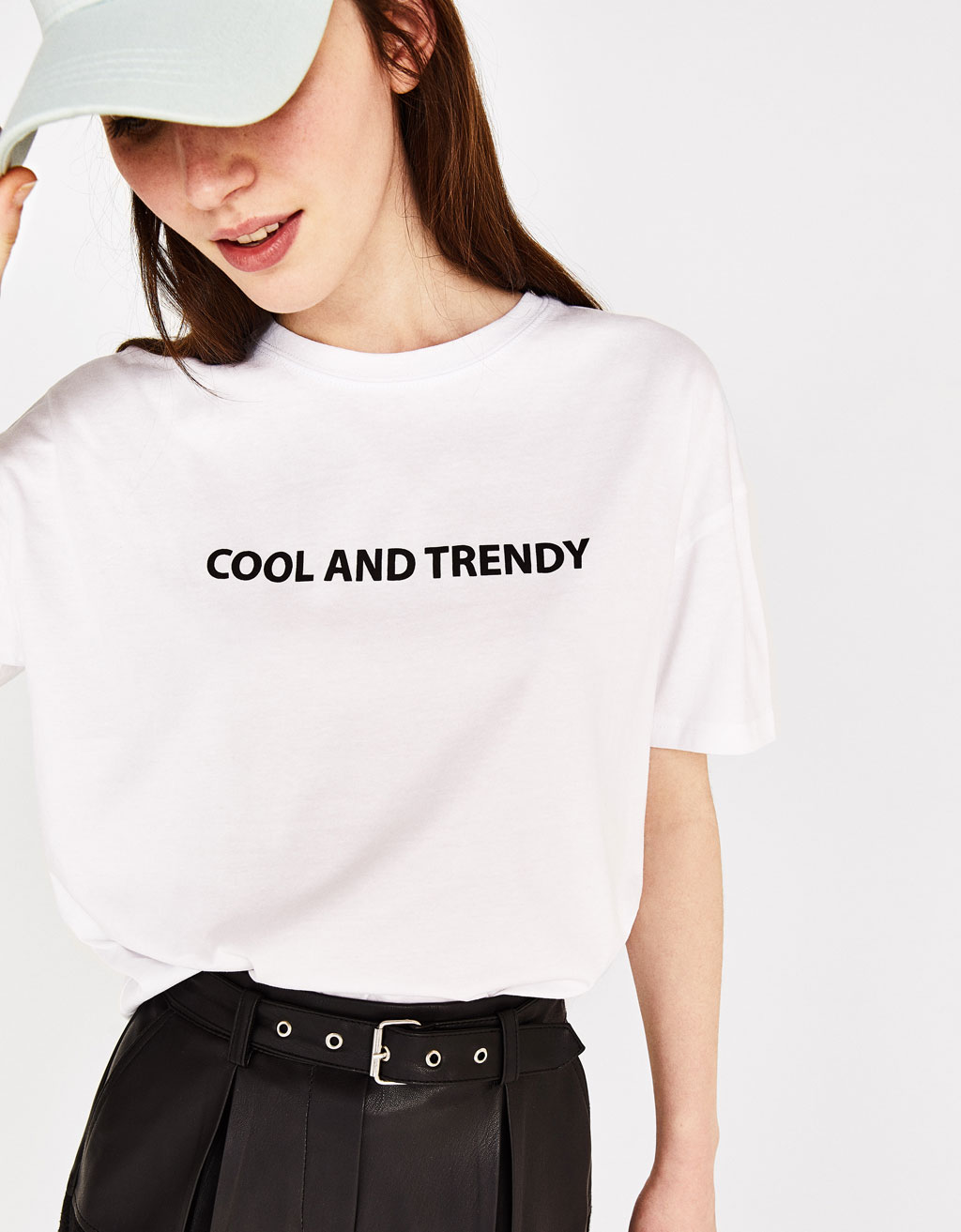 T-shirt z napisami Bershka
