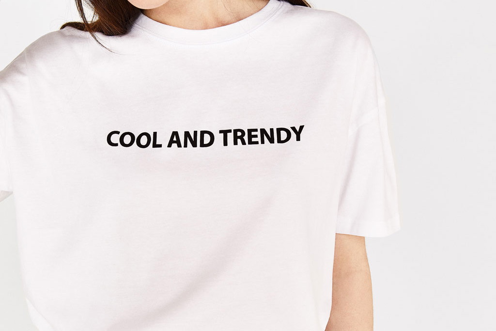 T-shirt z napisami Bershka