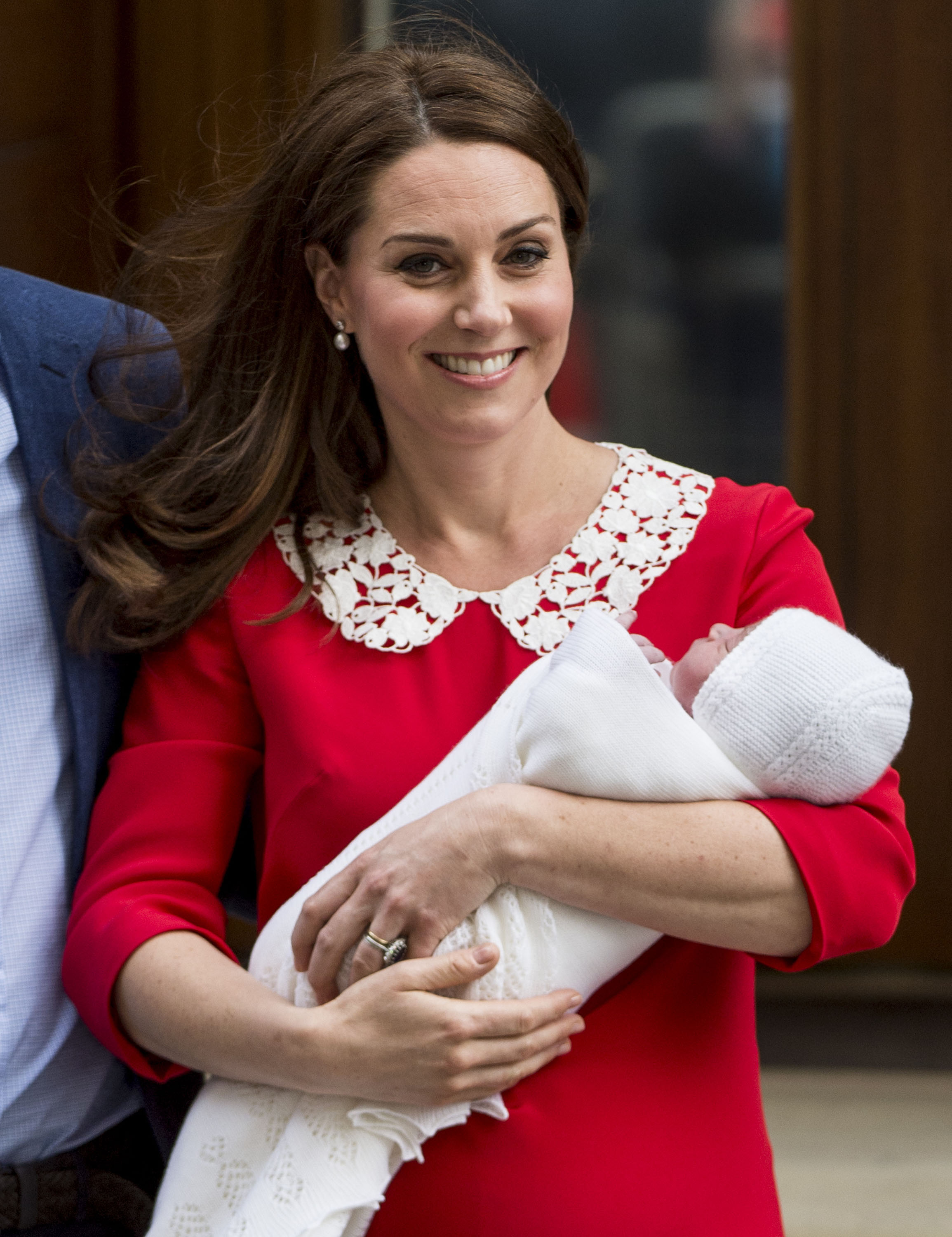 Księżna Kate w sukience Jenny Packham tuż po urodzeniu trzeciego dziecka, 23