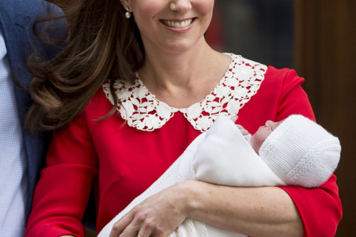 Księżna Kate w sukience Jenny Packham tuż po urodzeniu trzeciego dziecka, 23