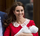 Księżna Kate w sukience Jenny Packham tuż po urodzeniu trzeciego dziecka, 23