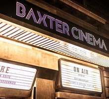 Nowe miejsce: Baxter w starym kinie.