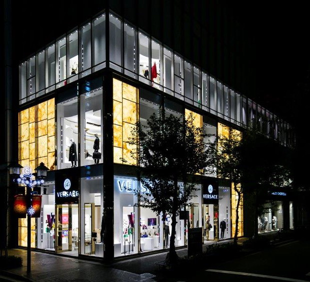 Nowy butik Versace w centrum Tokio