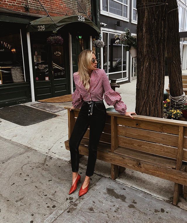 Danielle Bernstein nosi czerowne V neck shoes od Celine