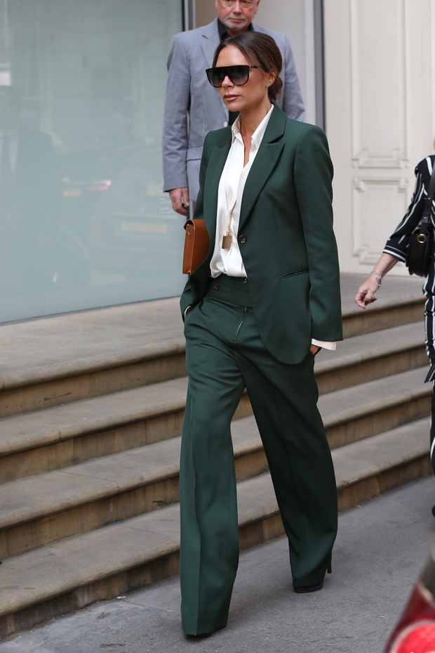 victoria-beckham-w-zielonym-garniturze-z-kolekcji-jesien-zima-2018-2019-23-05-20183-ca2f75d