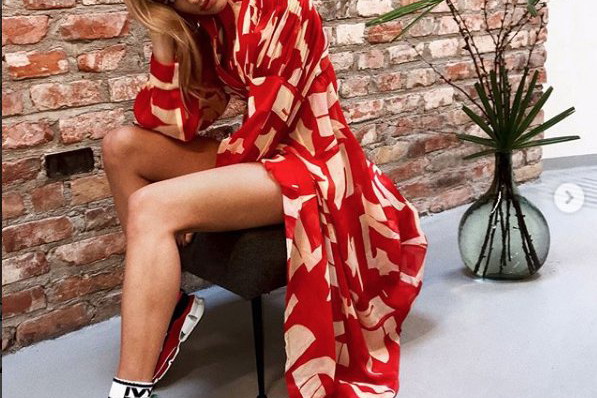 Maffashion do sukienki H&M dobrała kolorowe adidasy