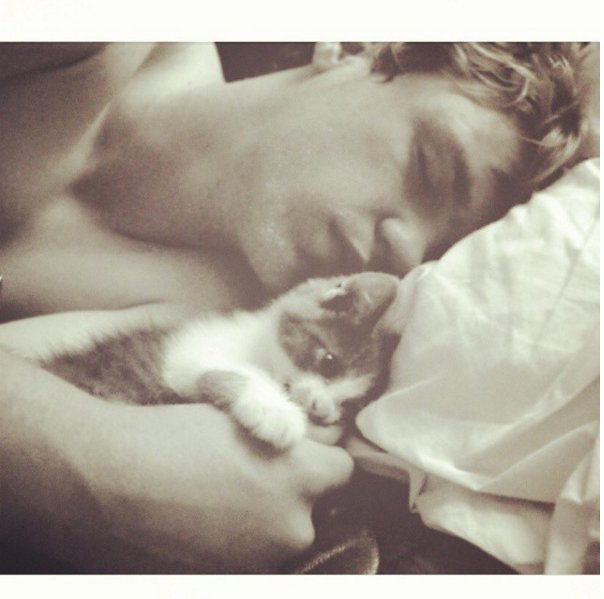 #HotDudesWithKittens - kolejny profil, który podbija Instagram