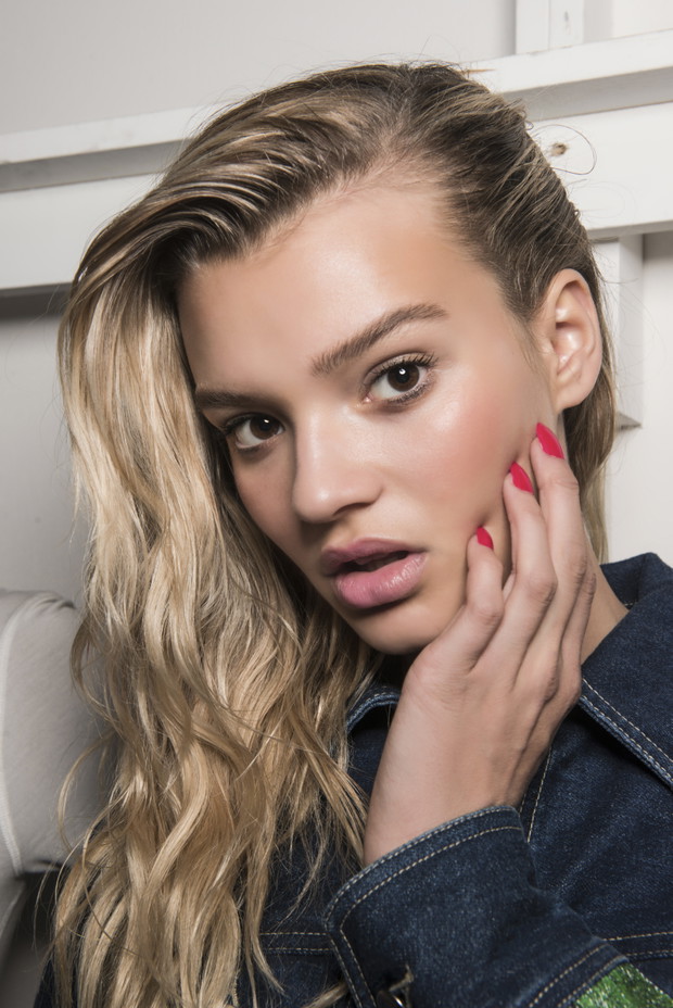 Refleksy blond z delikatnym odrostem, pokaz Adam Selman