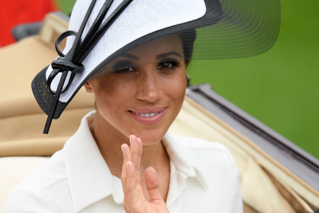 Dlaczego Meghan Markle nosi za duże buty?