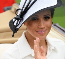 Dlaczego Meghan Markle nosi za duże buty?